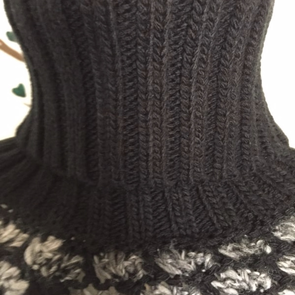 BCBG Sweater/Poncho 72%Arcylic 28% Wool - Picture 3 of 6